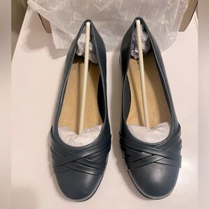 NWT in box Trotters Daphne flat navy 11 medium width